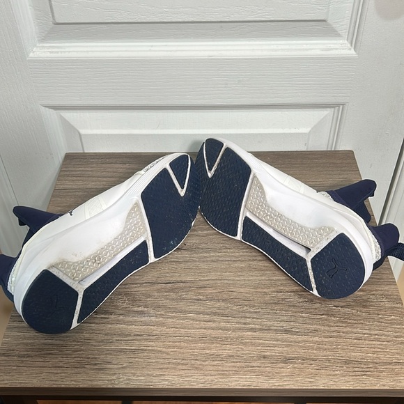 PUMA FIERCE CORE SNEAKERS RUNNING SHOES WOMEN SIZE 6 - Picture 5 of 7